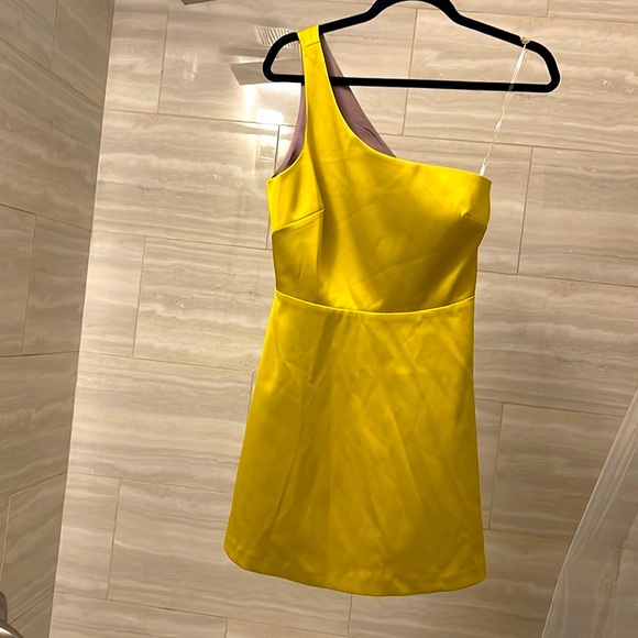 Very delicate and soft one shoulder dress - Picture 6 of 10